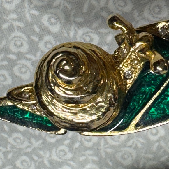 Brooch Leaf with snail gold tone and green 3” vintage - Picture 2 of 7